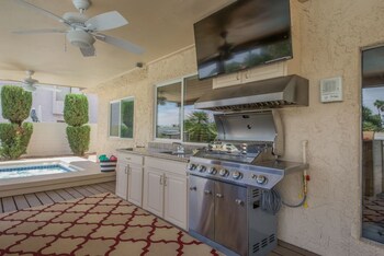 Luxurious 6br 7min To Las Vegas Strip BBQ/Picnic Area