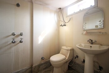 Oyo 7147 Hotel Madhur Regency Bathroom