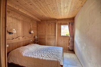 Apartment With In Morzine With Wonderful Mountain View Te Guestroom