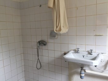 Kana Guest House Bathroom