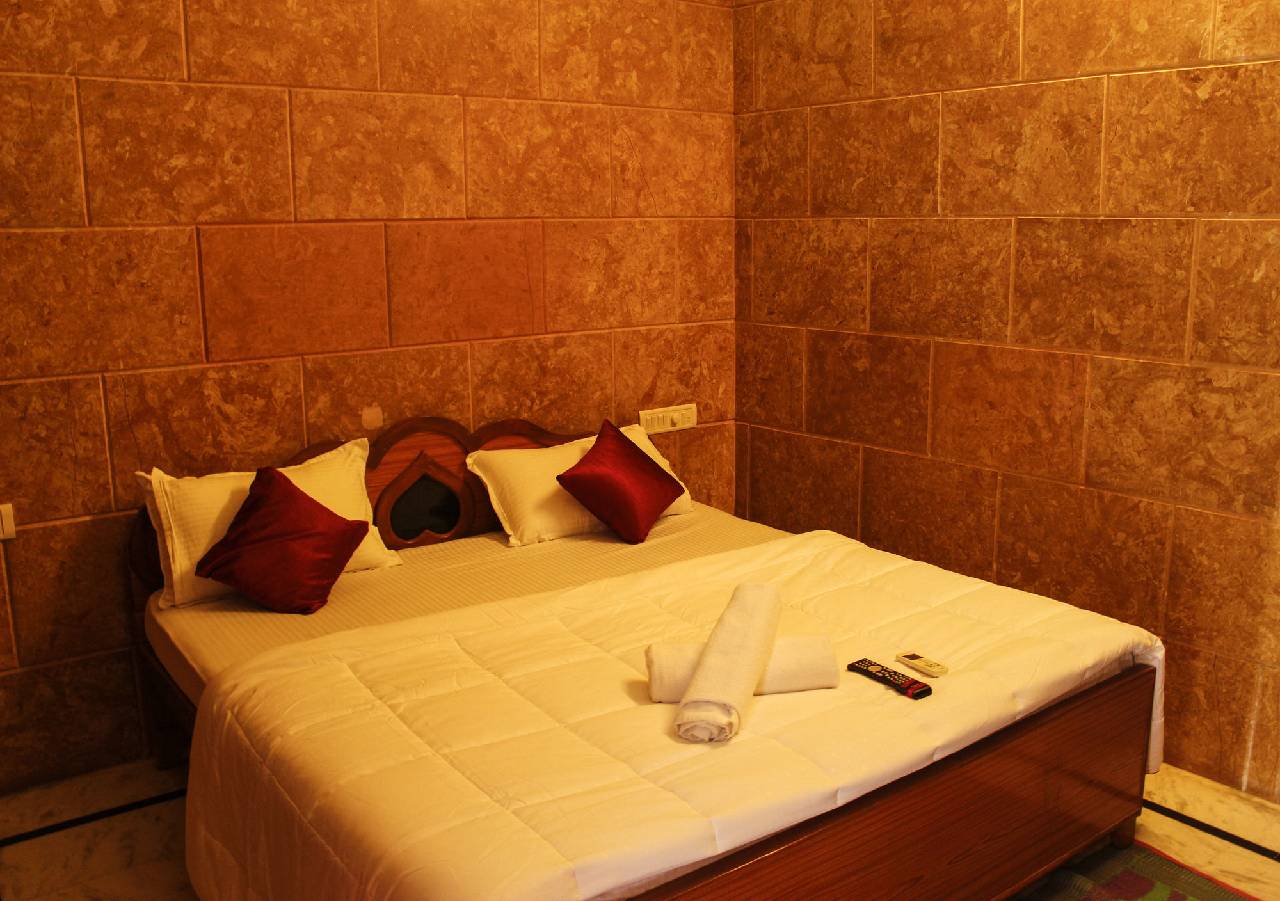 Dylan Cafe And Guest House 