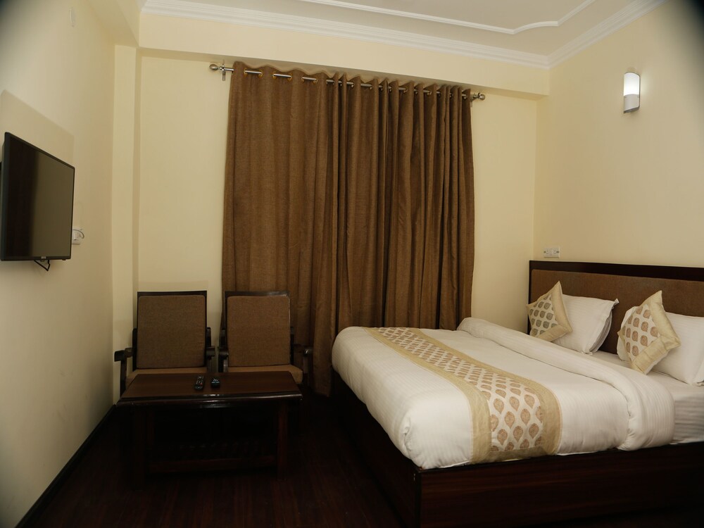 Oyo 11490 Hotel Royal Hill Guestroom