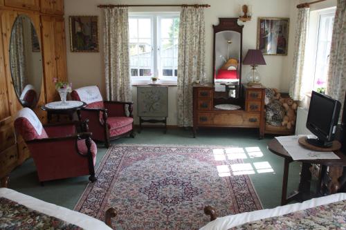 Holdstrong Farmhouse 