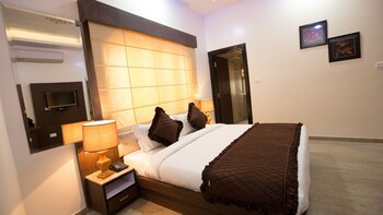 White Mushroom Jaipur V Inn Guestroom