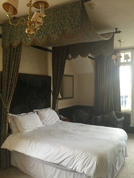 Regency Hotel Guestroom