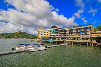Two Seasons Coron Bayside Hotel (توو سیزنس كورون بیسید هتل) Featured Image
