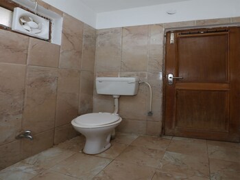 Oyo 9848 Hotel Dev Palace Bathroom