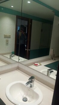 The Royal Orchid Bathroom