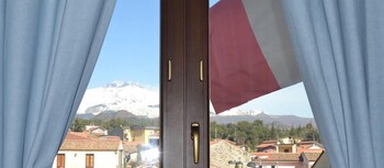 Etna Akmè Guestroom View