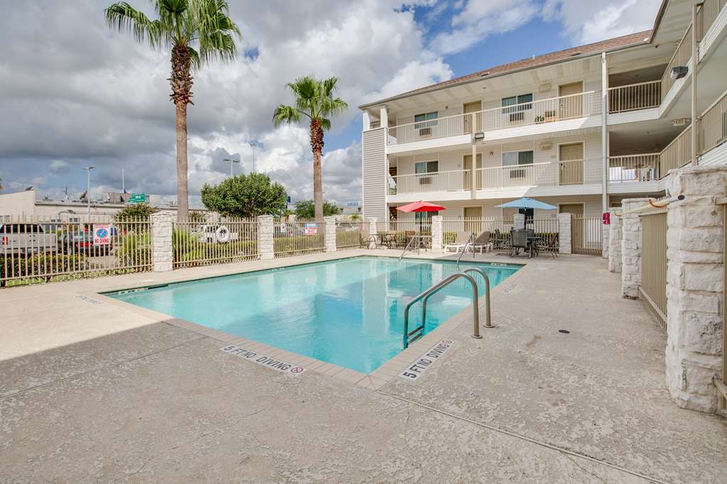 Studio 6 Houston Clear Lake pool