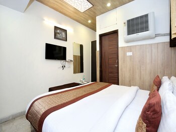 Oyo 966 Hotel Sallow International Guestroom