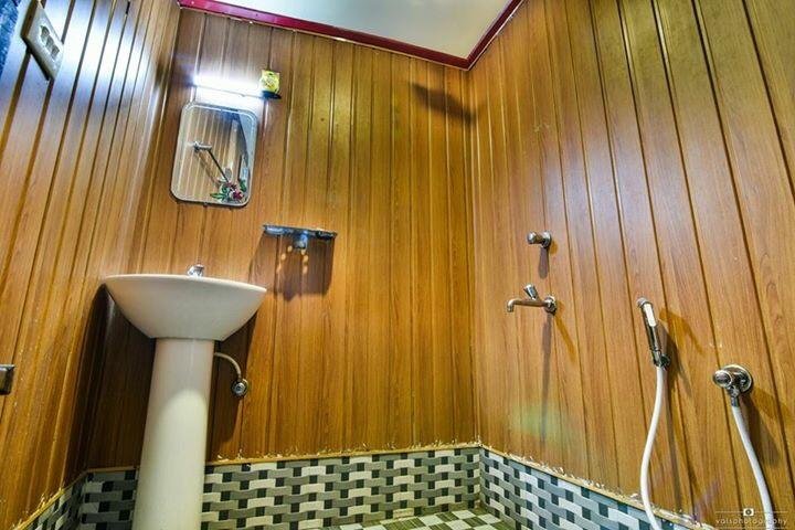 Antonys Eco Houseboat Hostel 