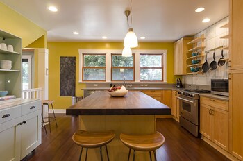 6 Luxurious 6br Seattle Home In-Room Kitchen