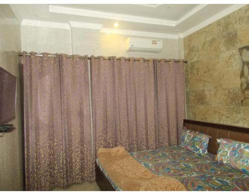 Comfortable Rooms On Laxman Jhula 