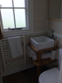 Dawn Chorus Holidays Bathroom