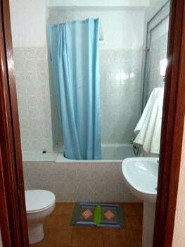 Hospederia Montes Bathroom