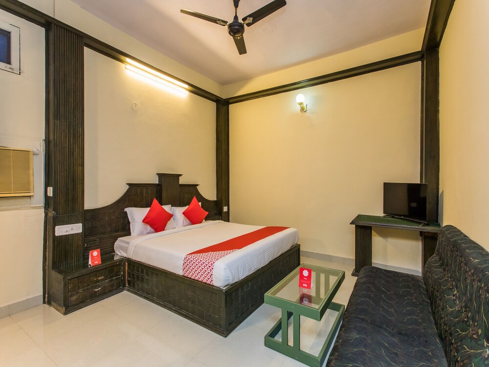 Oyo 15401 Hotel Surana Palace Guestroom