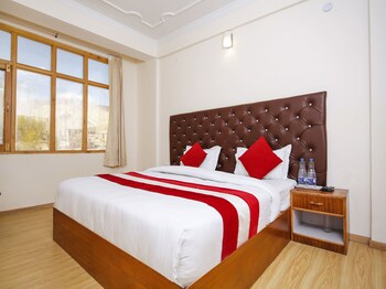 Oyo 11388 Hotel Dimbir Regency Guestroom