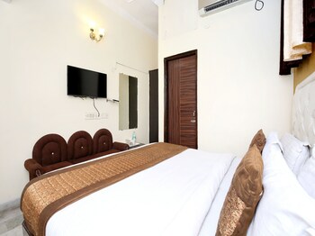 Oyo 966 Hotel Sallow International Guestroom