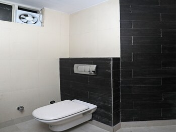 Oyo 11061 Hotel Awesome Bathroom