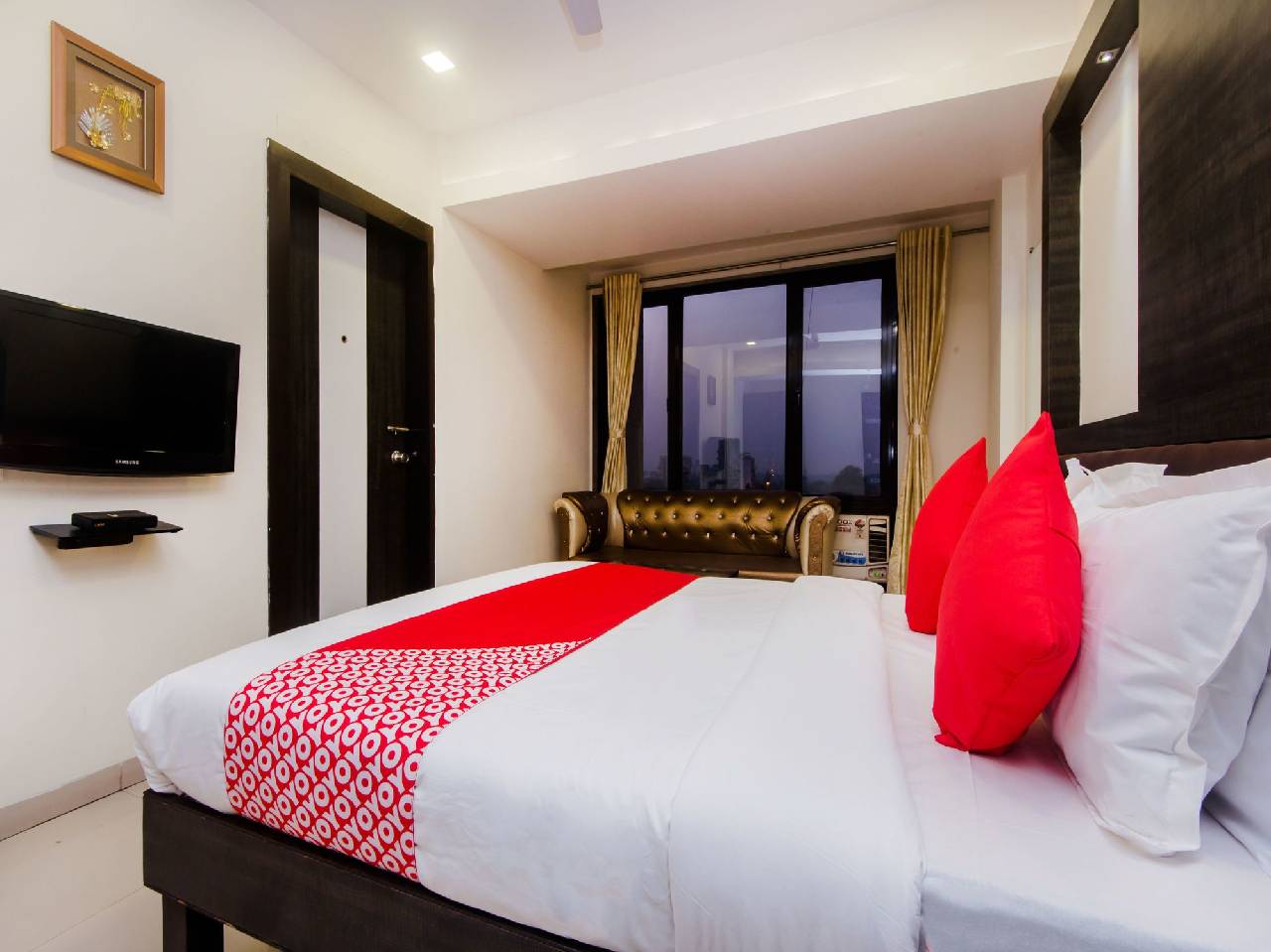 Oyo 11855 Phoenix Hotel 