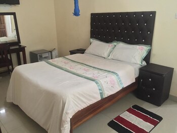 Richland Lodge Motel Guestroom