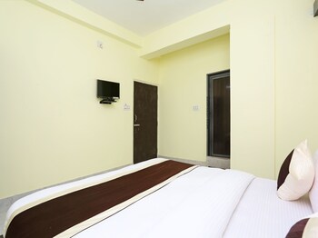 Oyo 11547 Hotel Mona Palace (اویو ۱۱۵۴۷ هتل مونا پالاس) Guestroom