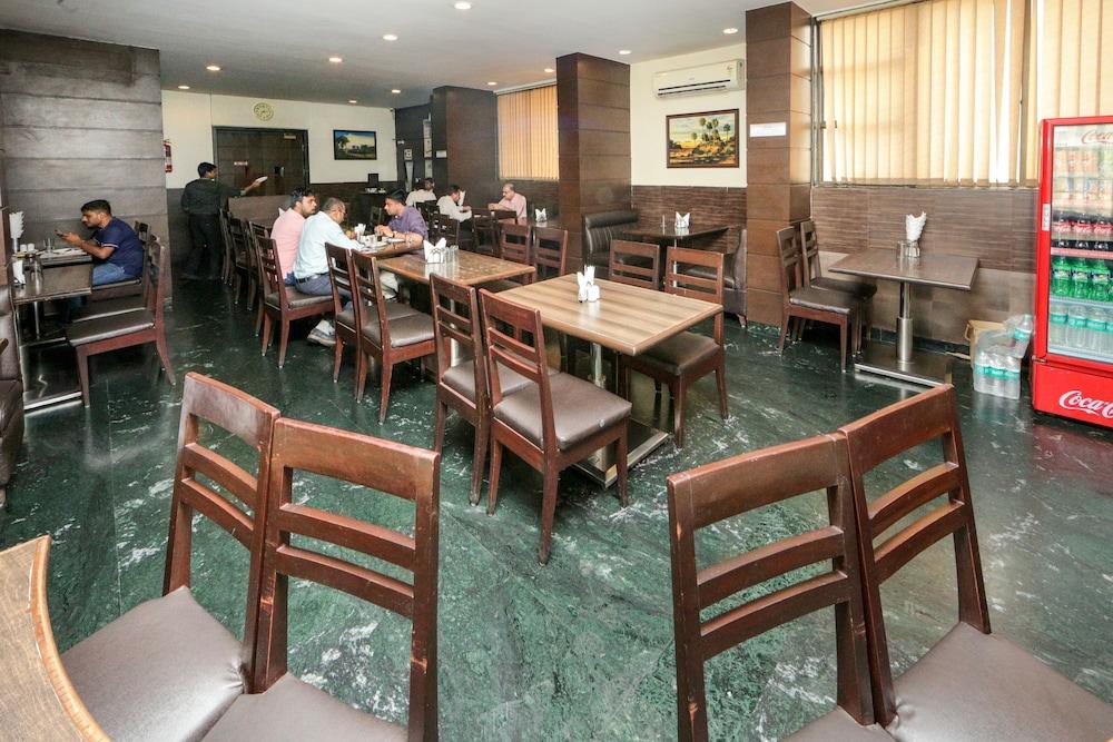 Lucky Hotel Goregaon (لوکی هتل گورگاون) 