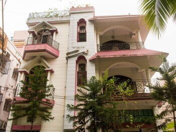 Oyo 6477 Guest Accomodation Fe 173 Hotel Front