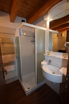 Hotel Piandineve (هتل پیاندینو) Bathroom