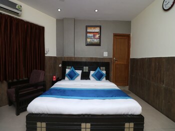 Oyo 9848 Hotel Dev Palace Guestroom