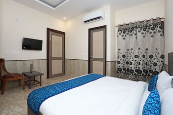 Hotel Redisston @ Noida Guestroom