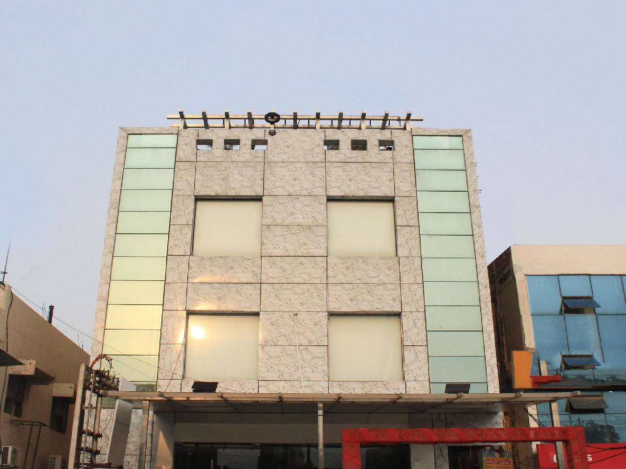 Oyo Premium Neelam Chowk 