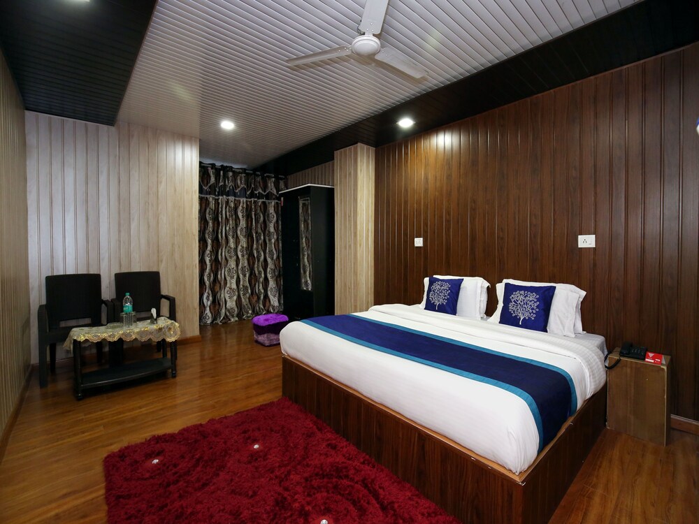 Hotel Sai Taj Deluxe Guestroom