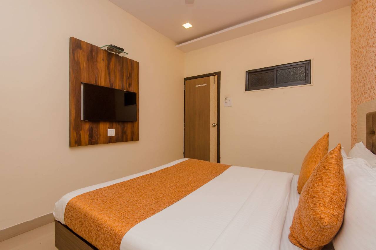 Oyo 8678 Hotel Golden Nest 