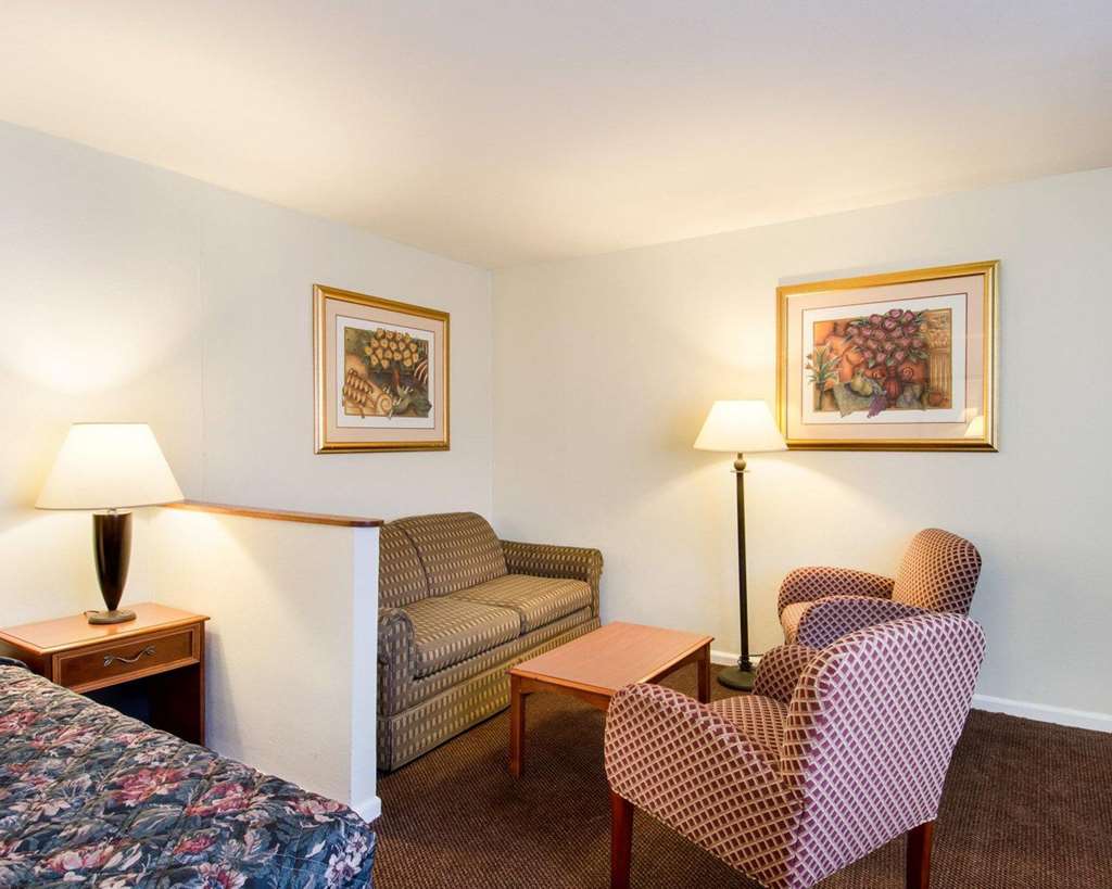 Econo Lodge Inn & Suites 