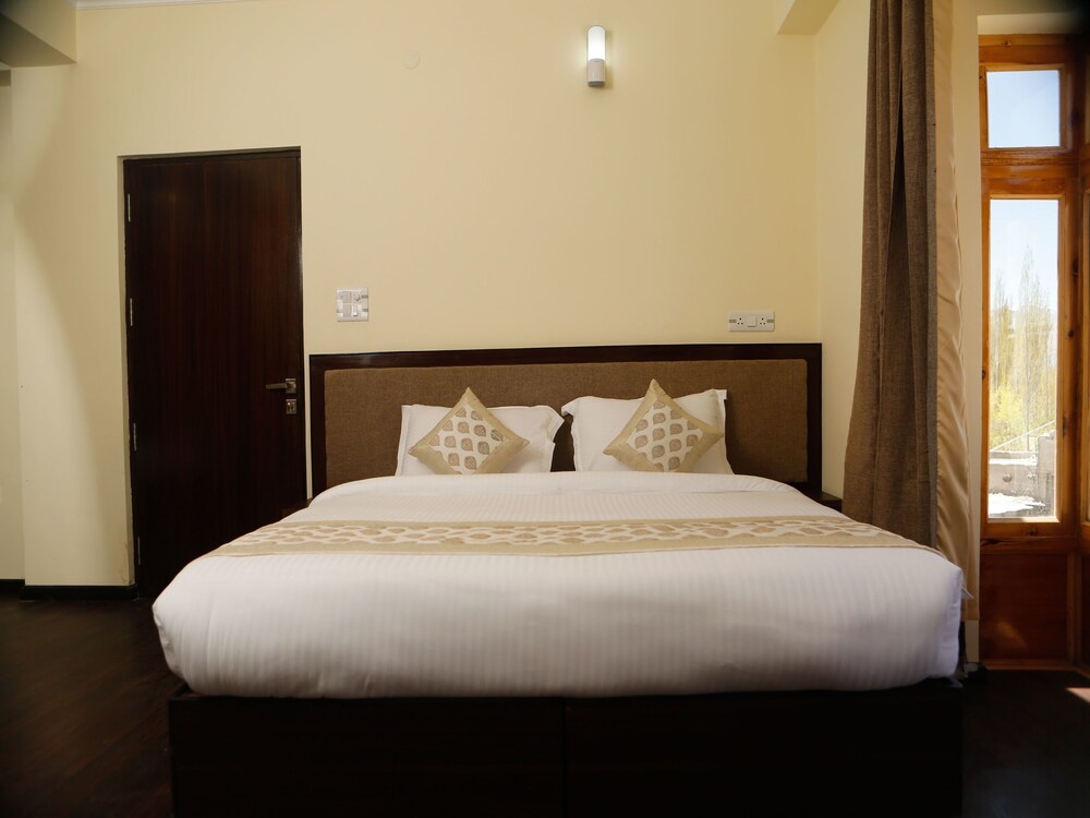 Oyo 11490 Hotel Royal Hill Guestroom