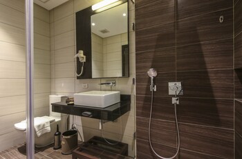 Two Seasons Coron Bayside Hotel (توو سیزنس كورون بیسید هتل) Bathroom