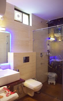 One Hotels Jim Corbett Guestroom