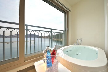Geoje Jisefo Family Residence Outdoor Spa Tub