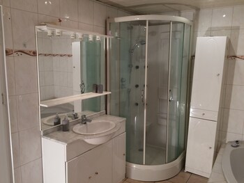 Quartier Vert Bathroom