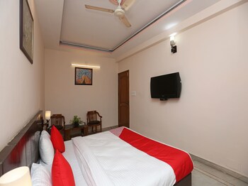 Oyo 14390 Hotel Samrat Guestroom