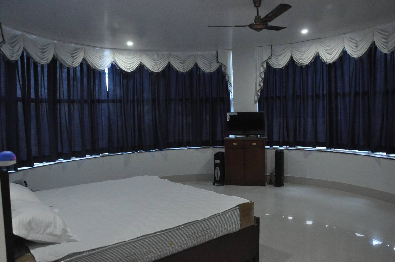 Hotel Vrinda Palace Seva Dham 