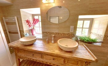 Le Mas Des 5 Fontaines. Chambres D'hôtes Bathroom Sink