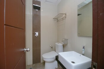 Airy Pontianak Selatan Wr Supratman 33 Bathroom