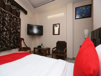 Oyo 14390 Hotel Samrat Guestroom