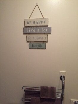 4 Varis Apartments Bathroom