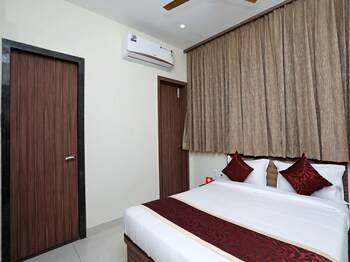 Oyo 10131 Hotel Raj Guestroom