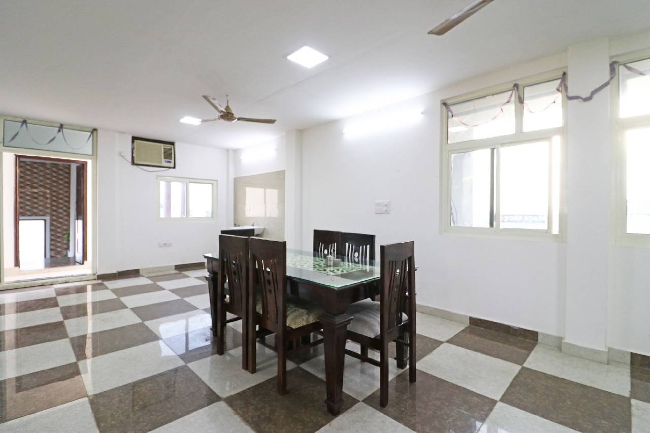 Oyo 10810 Sangvi Palace 