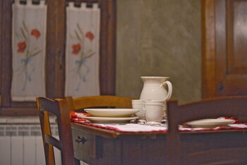 Robur Marsorum (روبور مارسوروم) In-Room Dining